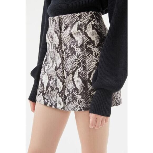 NWT URBAN OUTFITTERS UO Siren Snake Print Button-Front Mini Skirt Sz Medium - Picture 2 of 8